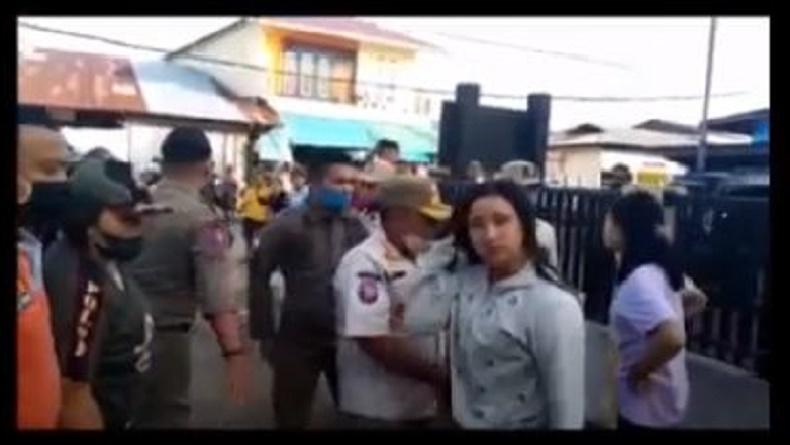 Viral Pedagang Cantik Baku Hantam dengan Petugas Satpol PP Gunungsitoli
