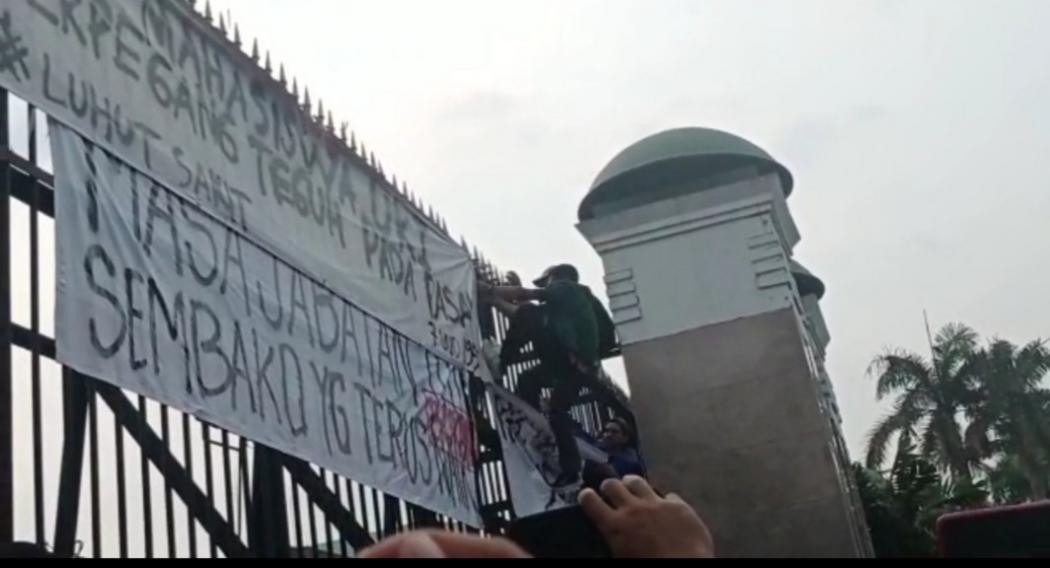 Demo di Depan DPR, Massa Tanpa Jaket Almamater Coba Dobrak Gerbang