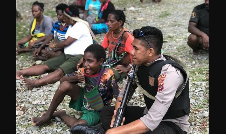 Potret Briptu Evan Soumilena Pegang Senjata di Papua, Pivot Futsal Terbaik Indonesia