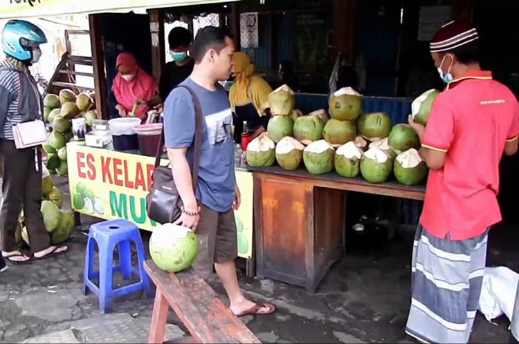 Berkah Puasa, Pedagang Kelapa Muda di Gunungkidul Beromzet Rp2,5 Juta per Hari