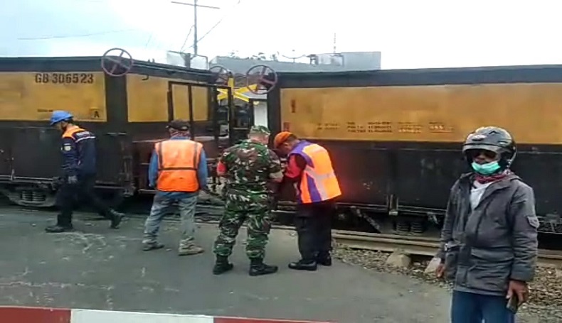 KA Pengangkut Split Anjlok di Pintu Pelintasan Kadungora Garut, Lalin Terhambat