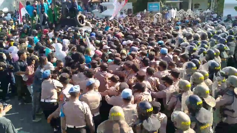 Unjuk Rasa 11 April 2022 di Cirebon Ricuh, Mahasiswa Baku Hantam dengan Polisi
