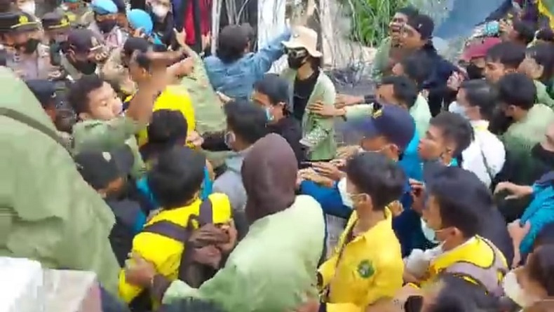 Unjuk Rasa Mahasiswa di Tasikmalaya Diwarnai Saling Dorong dengan Polisi