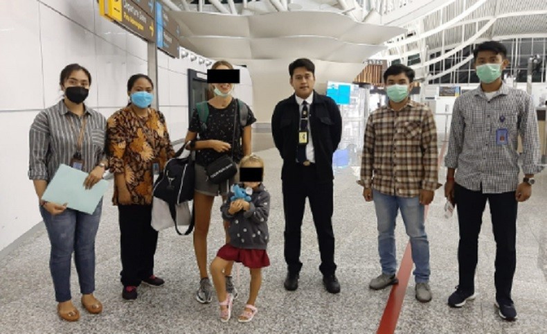 Serahkan Diri ke Imigrasi, Perempuan Rusia dan Putrinya Dideportasi dari Bali