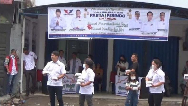 Partai Perindo Medan Bagikan Takjil kepada Ratusan Warga dan Pengguna Kendaraan