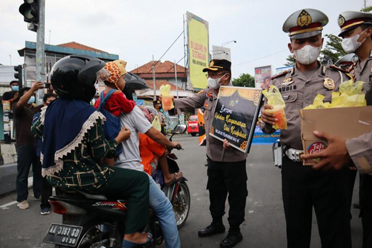 Aksi 11 April, Mahasiswa dan Polisi di Kebumen Bagikan Takjil Gratis