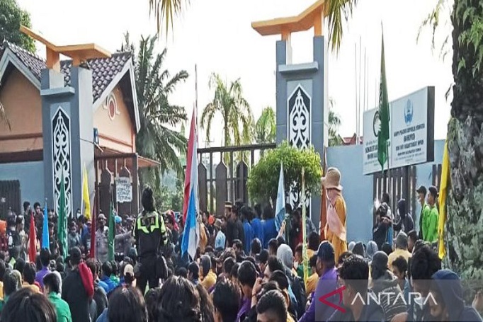 Berlangsung Kondusif, Demo Mahasiswa di Samarinda Diakhiri dengan Aksi Bersih-Bersih