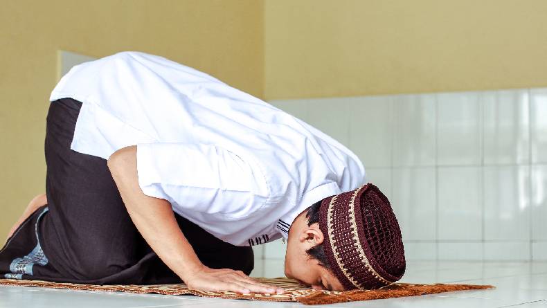 Hukum Puasa Tapi Tidak Sholat, Batalkah?