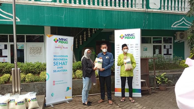 MNC Peduli Salurkan Beras ke Pondok Pesantren dan Panti Asuhan Assurur Jakarta Barat