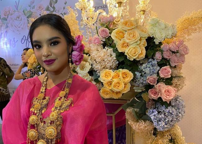 Cicit Presiden Soekarno Raih Trofi Indonesia’s Beautiful Women 2022 