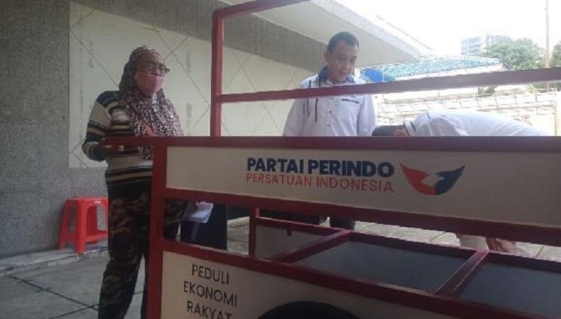 DPD Perindo Jakut Berikan Gerobak untuk Penjual Sayur : Kasihan Bannya Berkali-Kali Pecah
