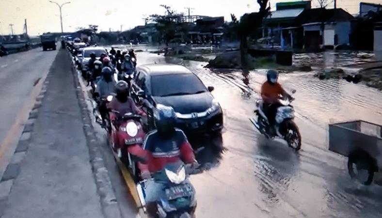 Terdampak Proyek Tol, Jalur Pantura Demak Terendam Banjir Rob
