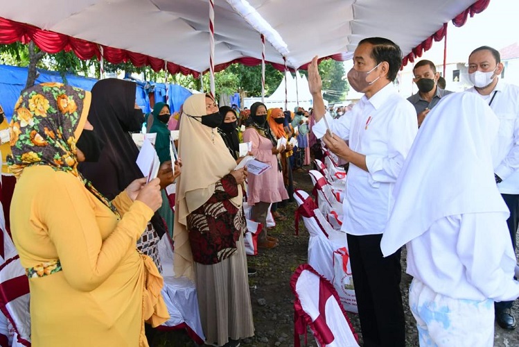 Serahkan Bansos di Cirebon, Jokowi: untuk Modal Usaha, Jangan Beli HP