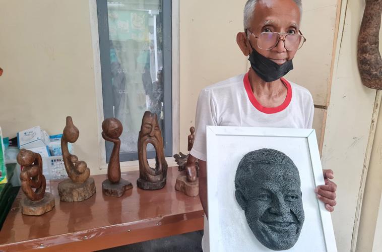 Kreatif, Seniman 77 Tahun Ini Buat Wajah Ganjar dari Tanah Liat dengan Seni Tekstur Tutul