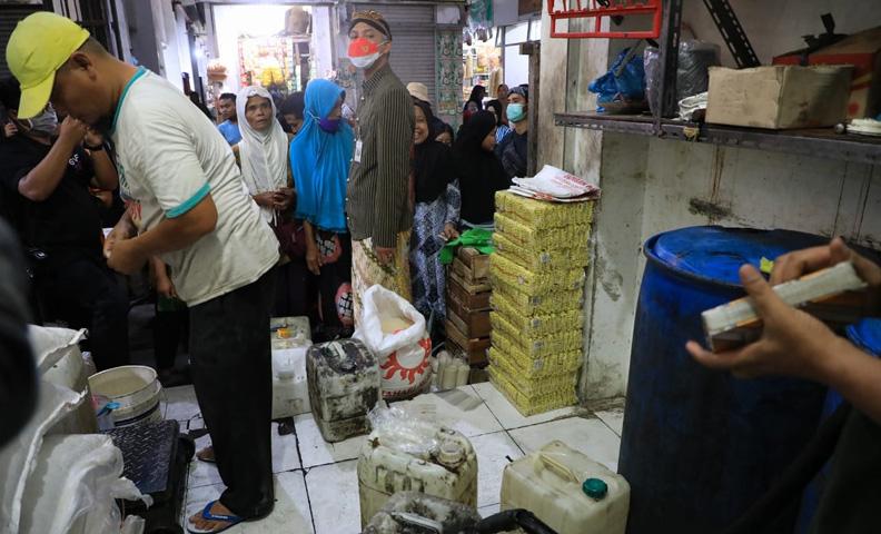 Temukan Minyak Goreng Curah Dijual Rp20.000, Ganjar ke Pedagang: Sampeyan Jangan Begitu