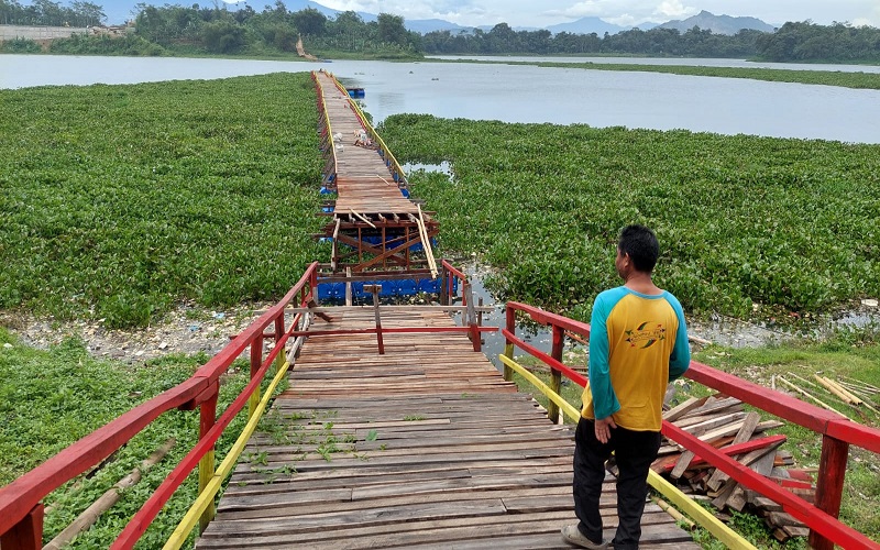 Peluang Bisnis Menggiurkan, Jembatan Apung Bermunculan di Waduk Saguling KBB