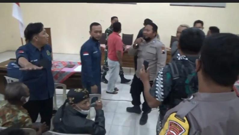 Ricuh, Audiensi Warga Desa Tambahrejo Batang Tuntut Kadus Mundur Dibubarkan Polisi