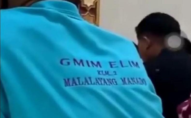 Viral Baju Jemaah Jadi Sorotan saat Salat di Masjid, Netizen: Indahnya Toleransi 