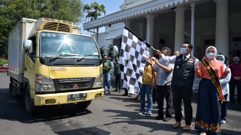 Ridwan Kamil Lepas  Ribuan Liter Minyak Goreng Curah yang Dipesan via Pemirsa Budiman