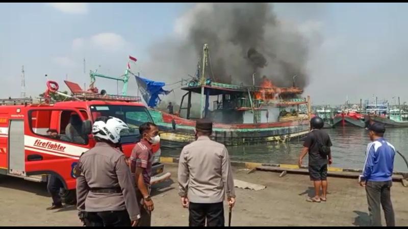 Baru Bersandar di Pelabuhan Tegal, Kapal Jaring Ludes Terbakar