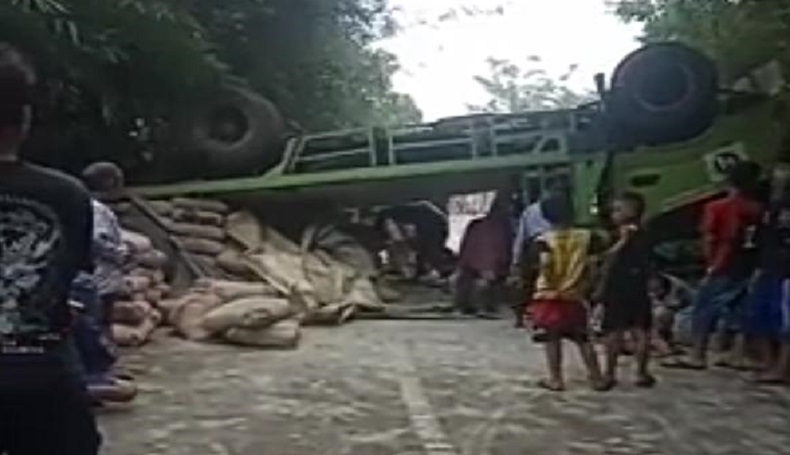 Tak Kuat Menanjak, Truk Bermuatan Semen Terbalik di Warungkondang Cianjur