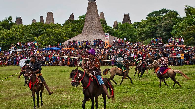 10 Tradisi Ekstrem di Indonesia, Nomor Berapa yang Menurutmu Paling Ngeri?