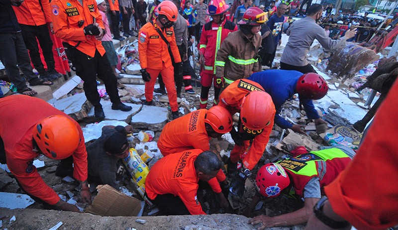 13 Korban Tertimbun Minimarket Ambruk Berhasil Dievakuasi, 9 Selamat 4 Tewas
