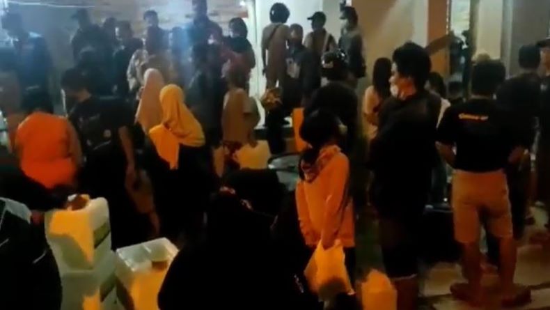 Demi Minyak Goreng Curah, Pelaku UMKM di Salatiga Rela Antre Sampai Malam 