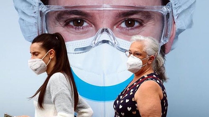 Masyarakat Diminta Pakai Masker di Luar Ruangan, Epidemiolog: Vaksin Bukan Jaminan Bebas dari Virus