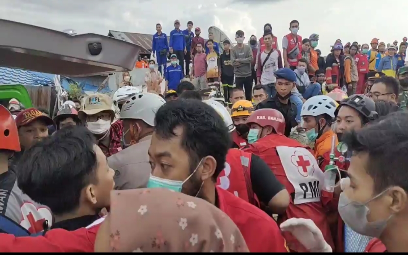 Pencarian Korban Minimarket Ambruk, Petugas Kembali Temukan 2 Orang, Satu di Antaranya Tewas