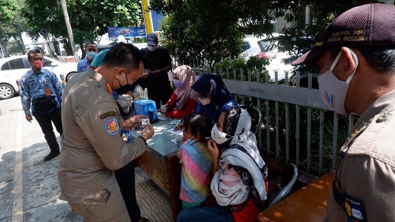 Unik, Satpol PP Bogor Beri Hadiah Emas ke Warga yang Ikut Vaksinasi Booster