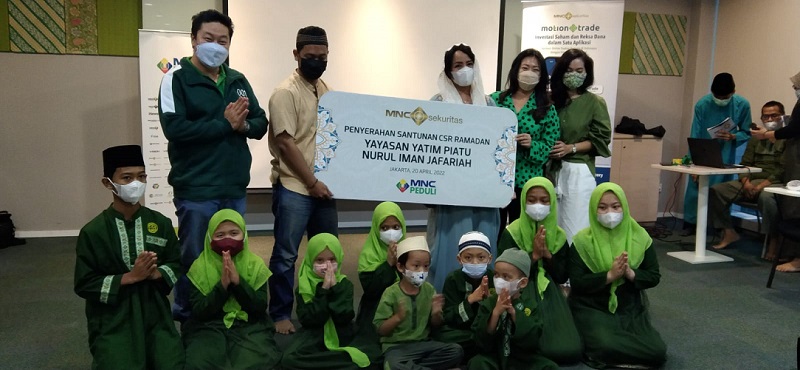 MNC Sekuritas Gelar Buka Bersama dan Santunan Yayasan Yatim Piatu Nurul Iman Jafariah