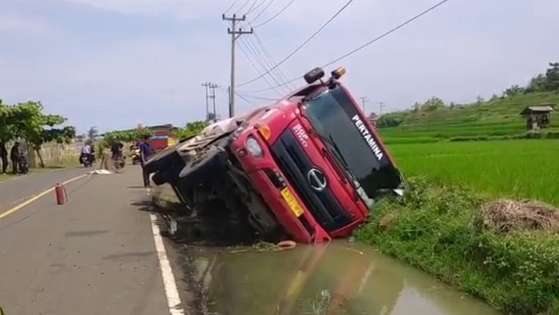 Sopir Diduga Ngantuk, Truk Tangki Angkut 16.000 Liter BBM Masuk Parit di Cidaun Cianjur