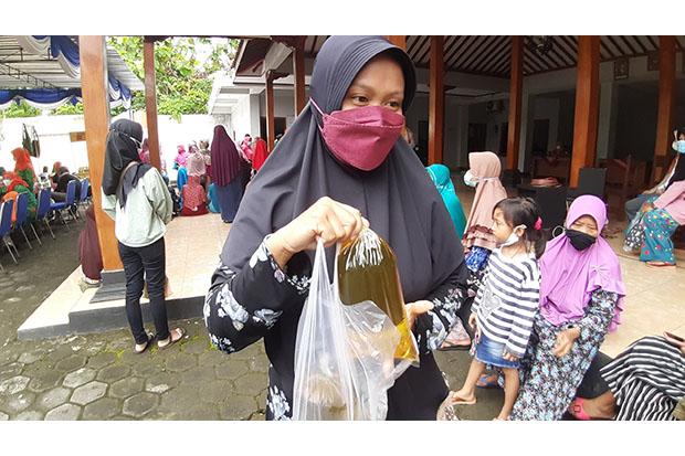 Potret Ibu Rumah Tangga di Hari Kartini, Antre Berjam-jam untuk Dapatkan 2 Liter Minyak Goreng Curah