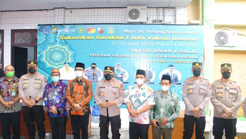 Kapolda Sulut Tinjau Gerakan 1 Juta Vaksin Booster di Kantor Kemenag Manado