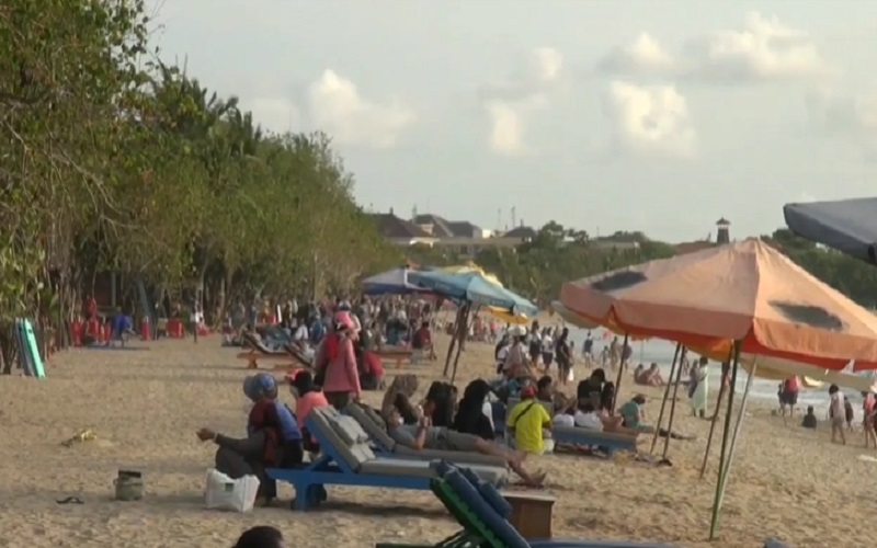 Viral Bule Australia Keluhkan Pedagang Asongan di Pantai Kuta
