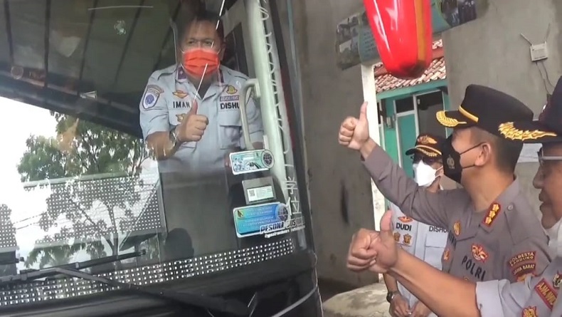 Jelang Mudik Lebaran 2022, Puluhan Bus di Bandung Diperiksa, yang Layak Jalan Ditempeli Stiker