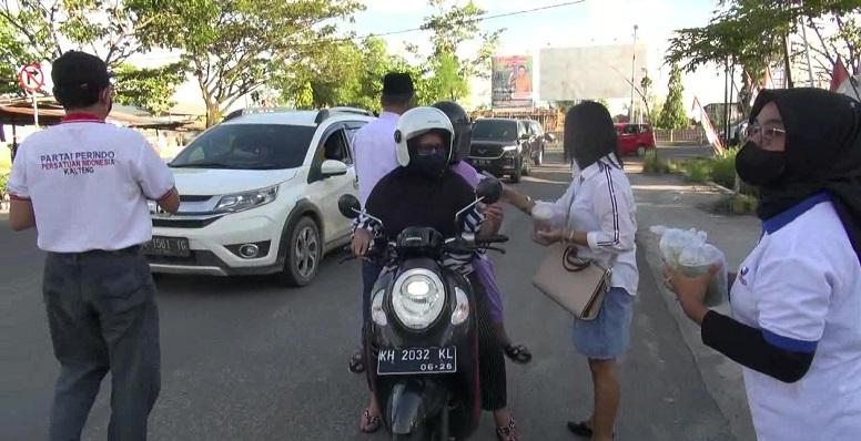 DPW Partai Perindo Kalteng Bagikan 1.000 Paket Takjil ke Pengguna Jalan