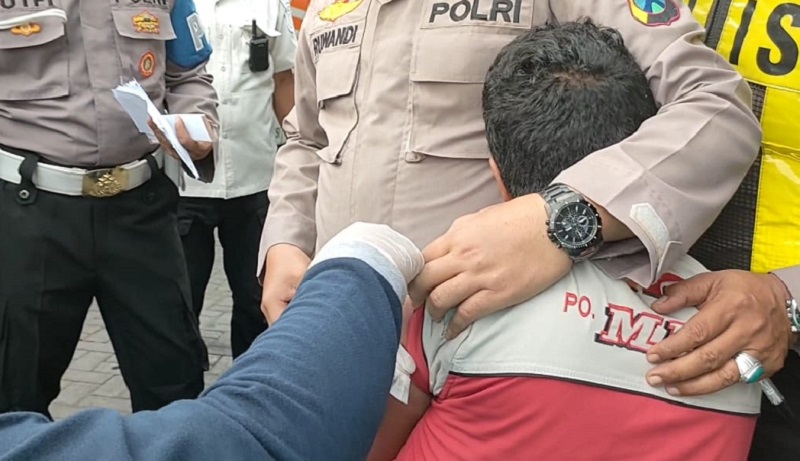 Takut Divaksin, Sopir Bus di Sidoarjo Lari lalu Menangis Peluk Anggota Polisi