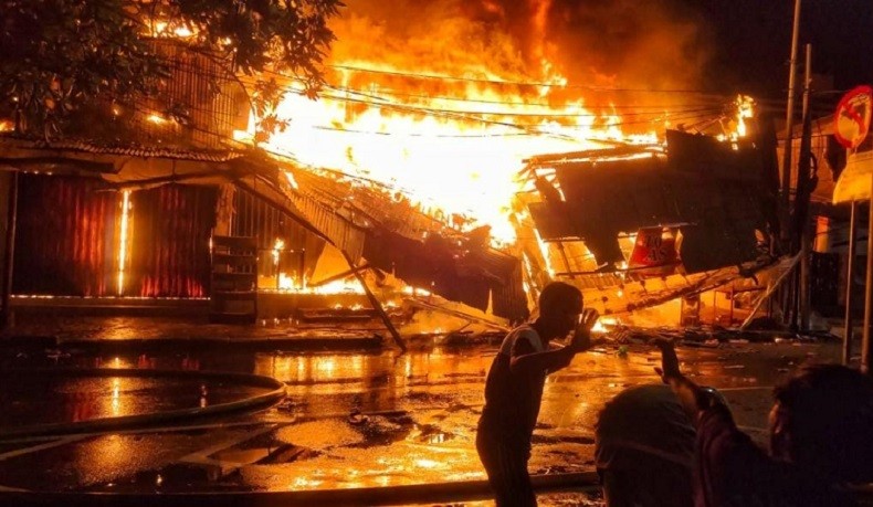 Kebakaran di Sekitar Pasar Gembrong, Api Merembet dari Rumah ke Pertokoan Pinggir Jalan