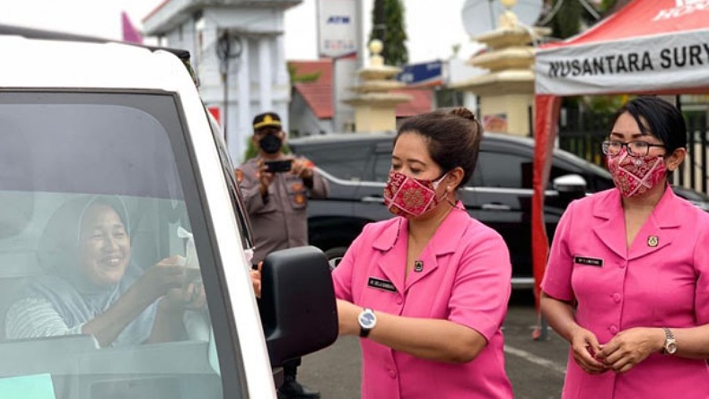 Bhayangkari Minahasa Selatan Berbagi Takjil Gratis untuk Pengguna Jalan