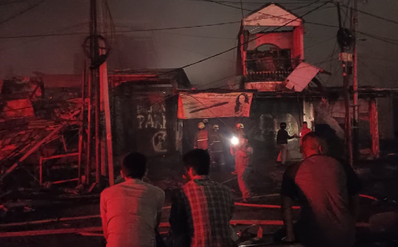 Kebakaran Pasar Gembrong Akhirnya Padam setelah Petugas Damkar Berjibaku 5 Jam