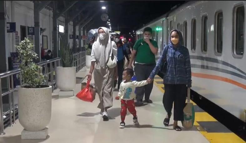 Ratusan Pemudik dari Jabodetabek Mulai Berdatangan di Stasiun Tegal