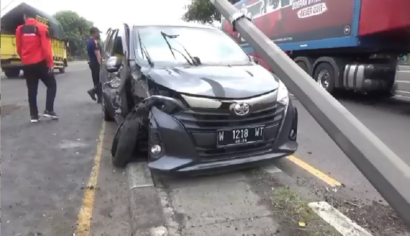 Ban Pecah, Minibus Oleng Tabrak Tiang Listrik di Jalur Mudik Jombang