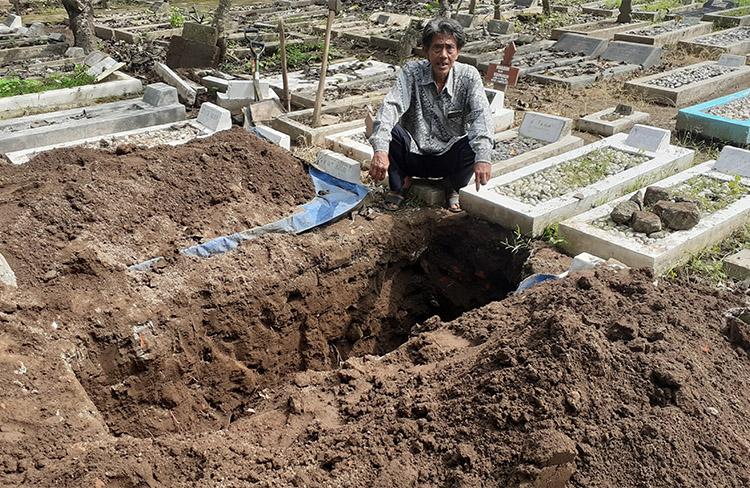 Ibunda Eros Sheila On 7 Dimakamkan Satu Liang dengan Makam Kakeknya