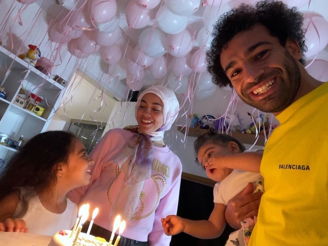 4 Istri Pesepak Bola Eropa yang Berhijab, Nomor 3 Belahan Jiwa Bintang Barcelona