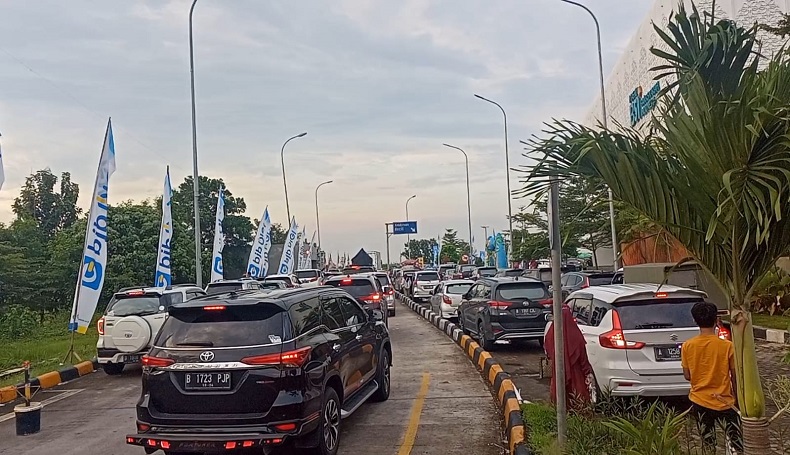 H-5 Lebaran, Kendaraan Pemudik Antre di Rest Area Km 166 Tol Cipali