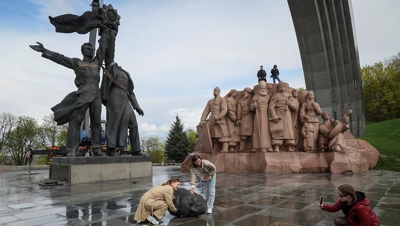 Monumen Persahabatan Rusia-Ukraina Dihancurkan, Reaksi atas Invasi Moskow ke Kiev