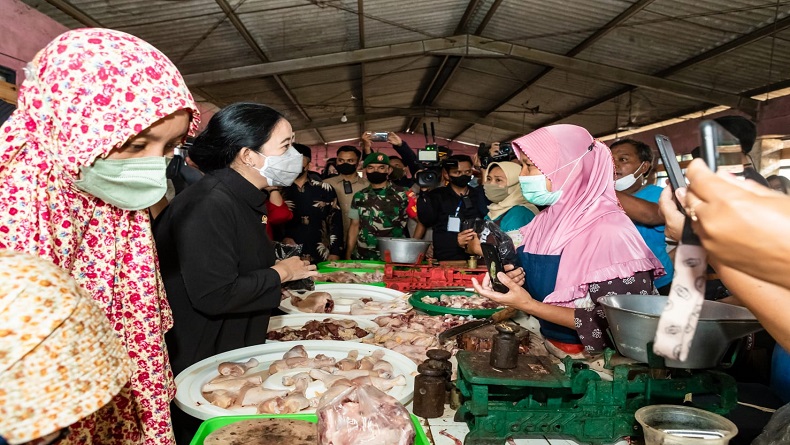 Blusukan ke Pasar Jungke Karanganyar, Puan Borong Bakso untuk Buka Puasa