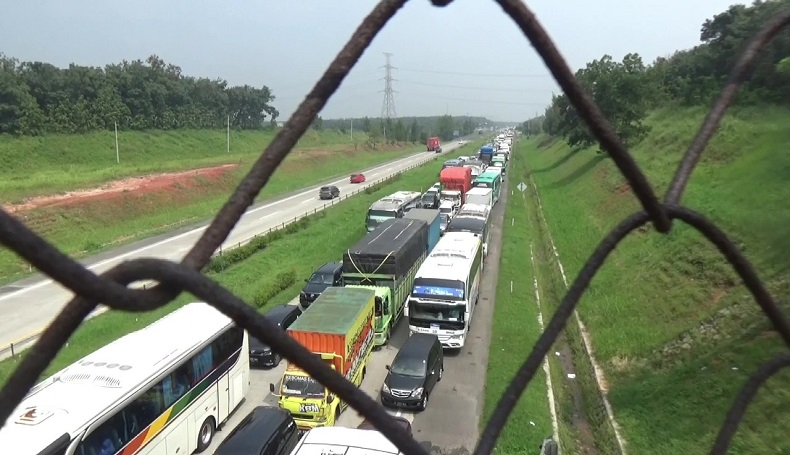 Tol Cipali Macet Parah oleh Pemudik, Kendaraan Hanya Dipacu 10-20 Km per Jam
